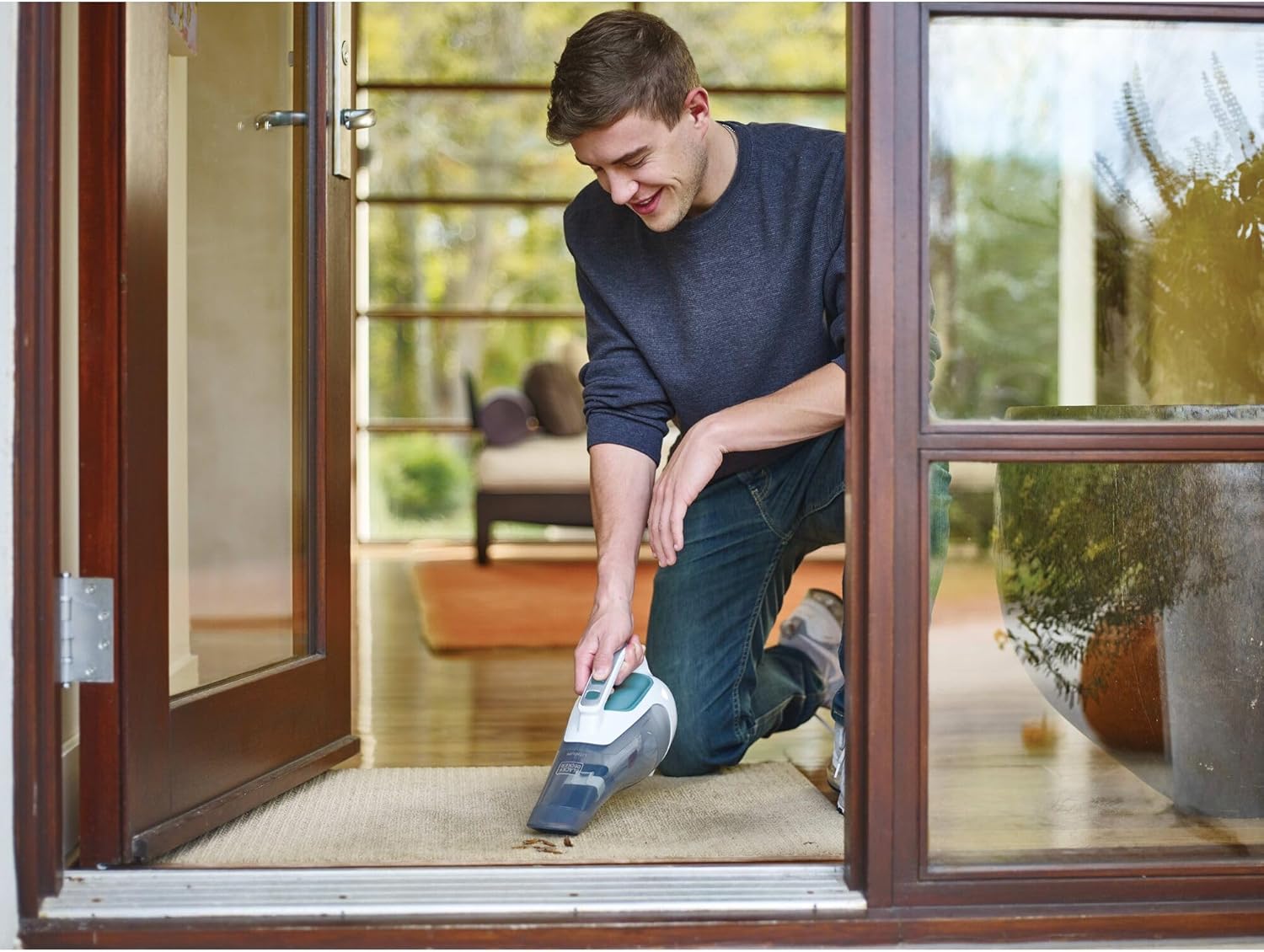 BLACK+DECKER Cordless Handheld Vacuum - Image 2