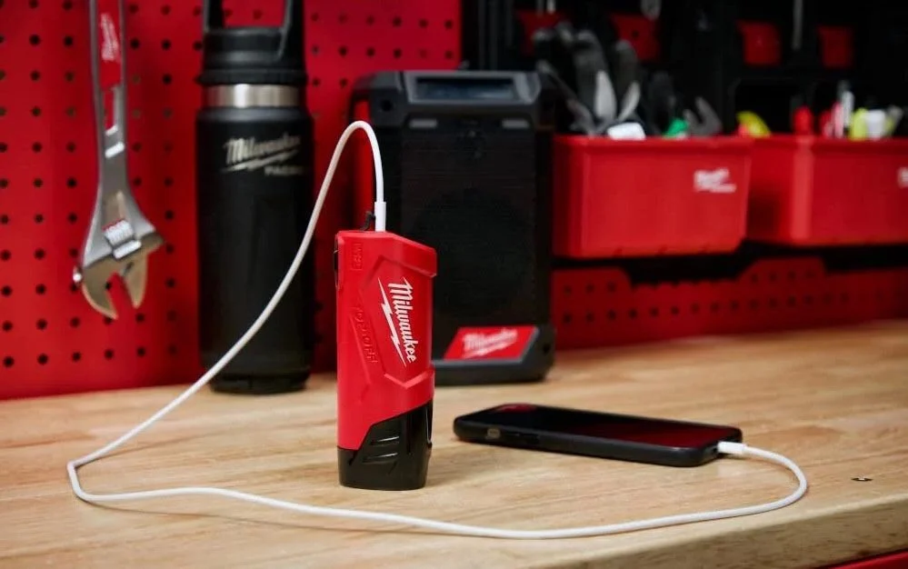 Milwaukee Top-Off Power Supply: Portable Power for M12 Users - Image 5